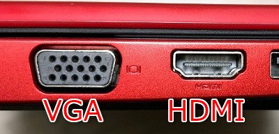 ノートPC横のVGAとHDMIの端子を並べた画像。