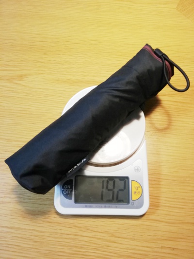 mabuの晴雨兼用傘の重さを測定している様子