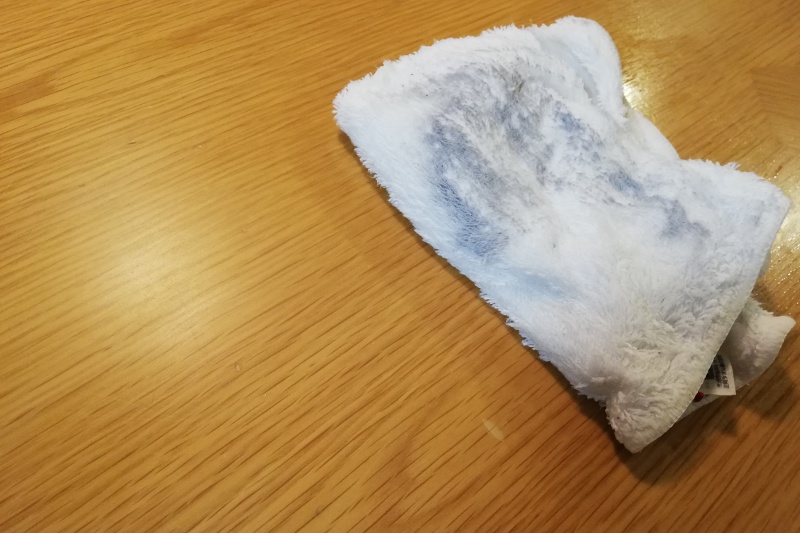 汚れを浮かせた歯磨き粉を濡れたタオルで拭き取る
