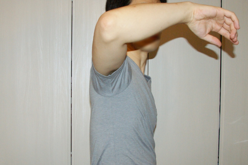 MXP FINEDRY VネックTシャツ(グレー)のSサイズを着用。腕を上げてもワキの下が見えにくい