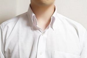 VネックTシャツなら、ワイシャツの襟元から肌着がはみ出ていない